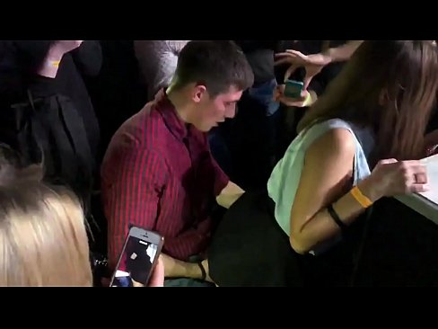 ❤️ Echter Sex in einem russischen Nachtclub. 18-jährige russische Mädchen in den Anus und Vagina gefickt in einem Nachtclub ❤ Fucking video bei de.pornpictureshq.ru ❌❤